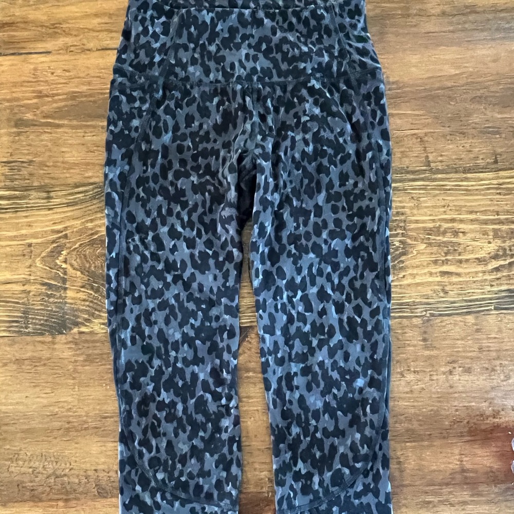 Leopard crop leggings small